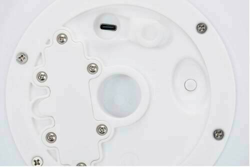 Unterseite einer weißen Solarleuchte mit Schrauben und Anschluss für USB-Kabel.