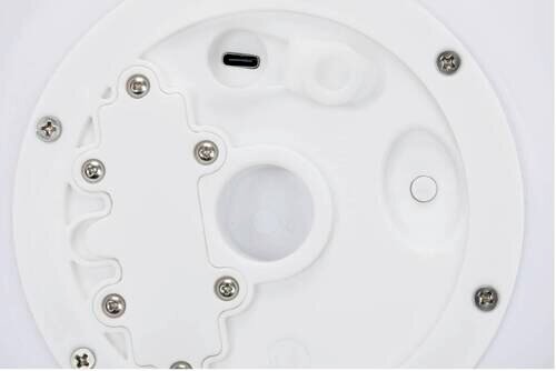 Onderkant van een witte zonne-lamp met schroeven en aansluiting voor een USB-kabel.