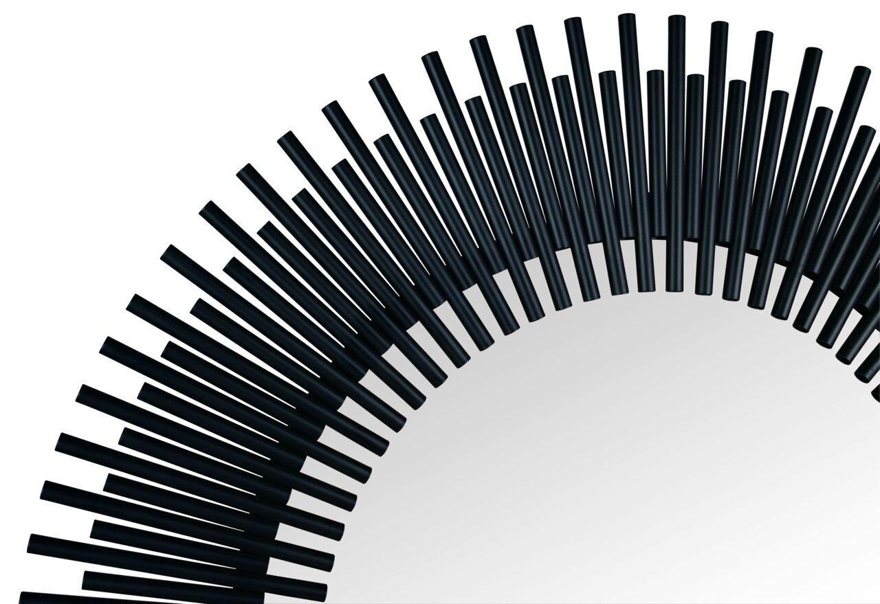 Runder Spiegel mit dekorativem, strahlenförmigem Rahmen aus schwarzen Stäben, Nahaufnahme von oben.