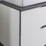 Nahaufnahme eines modernen Waschtisch-Sets mit weißem Schrank und dunkler Arbeitsplatte, seitliche Perspektive