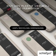 Verpackungen von Bettlaken in verschiedenen Farben, aus der Vogelperspektive fotografiert, mit dem Hinweis auf 100% Recycling-Verpackung.