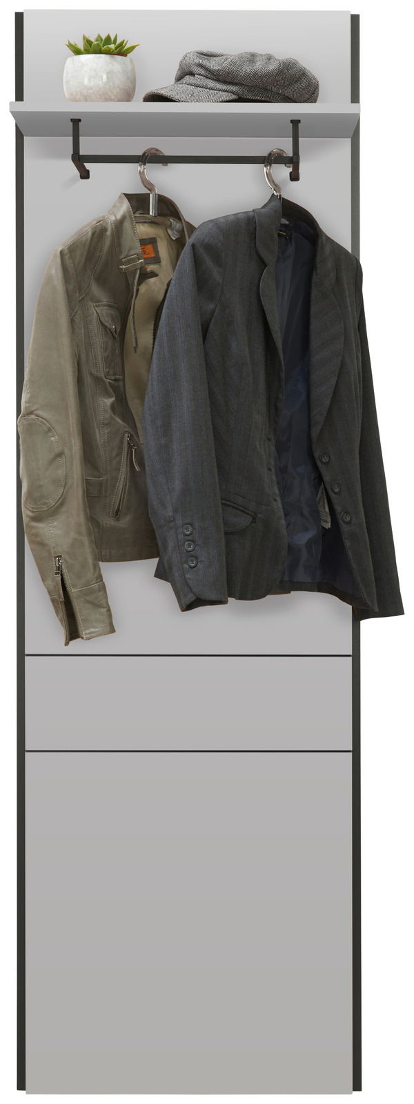 Wandpaneel mit Haken, auf denen zwei Jacken hängen, und einer Ablage mit einer Pflanze und einer Mütze, frontal betrachtet.