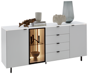 Modernes weißes Sideboard mit vier Schubladen und zwei Türen, eine davon mit Glas und Beleuchtung. Dekoriert mit Büchern, einer Vase und einer Skulptur. Perspektive von vorne.