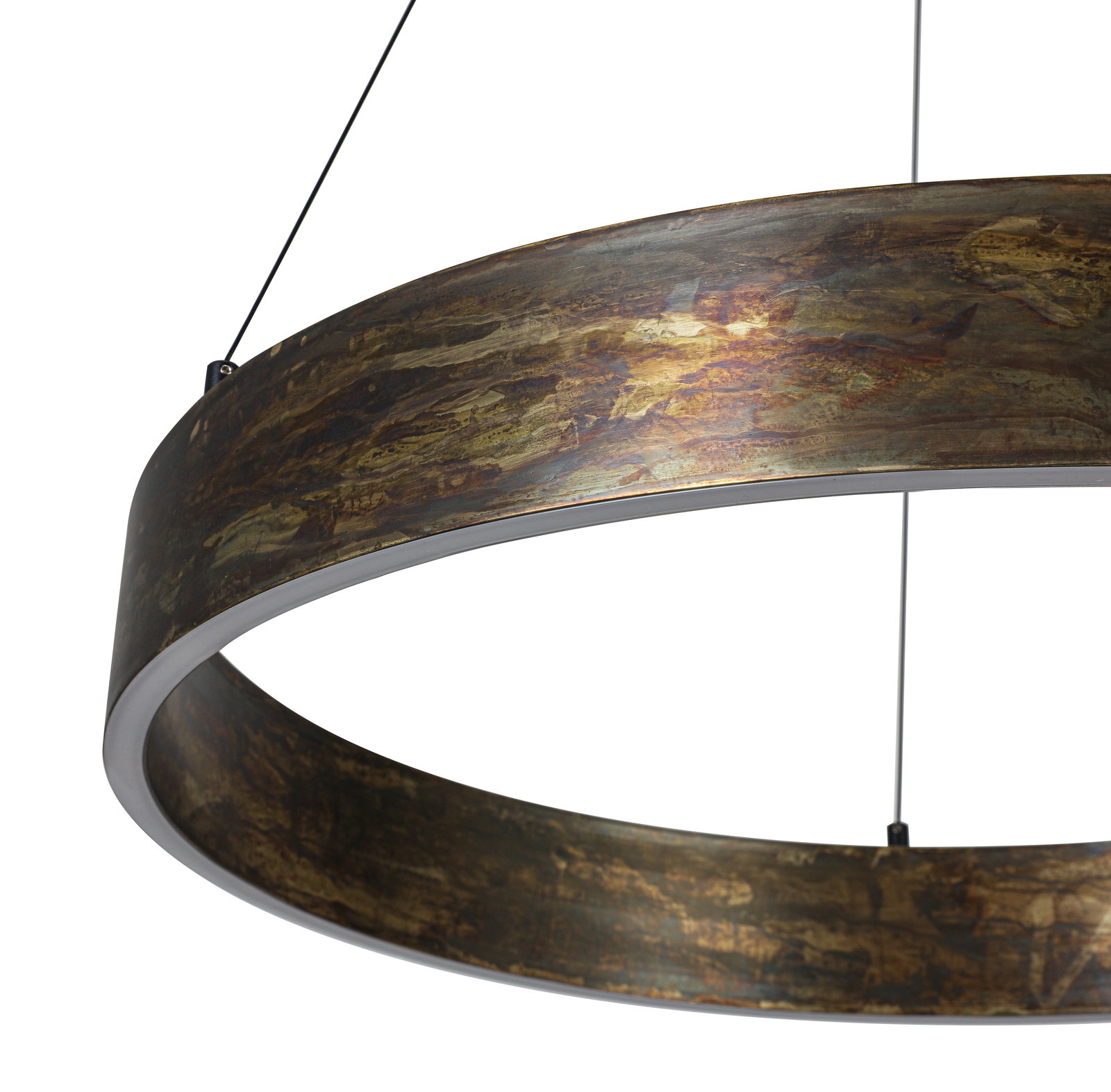 Nahaufnahme einer LED-Hängeleuchte mit einem ringförmigen, metallischen Rahmen in rustikaler Optik, von unten betrachtet.