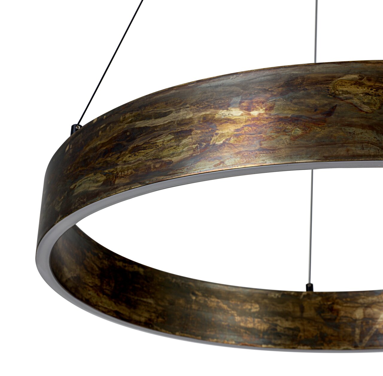 Close-up van een LED-hanglamp met een ringvormig, metalen frame in rustieke stijl, gezien van onderaf.