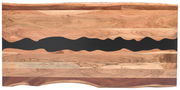 Vogelperspektive auf einen Esstisch mit natürlicher Holzmaserung und schwarzem, wellenförmigem Design in der Mitte.
