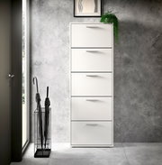 Moderner weißer Schuhkipper mit fünf Klappen, frontal fotografiert, neben einem Regenschirmständer in einem eleganten Eingangsbereich.