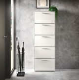 Moderner weißer Schuhkipper mit fünf Klappen, frontal fotografiert, neben einem Regenschirmständer in einem eleganten Eingangsbereich.