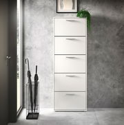 Moderner weißer Schuhkipper mit fünf Klappen, frontal fotografiert, neben einem Regenschirmständer in einem eleganten Eingangsbereich.