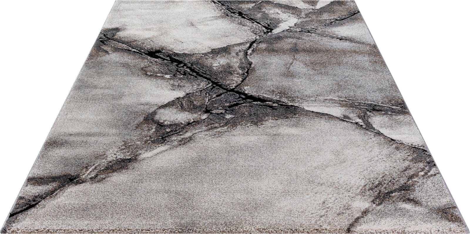 Moderner Teppich in Grau- und Beigetönen mit marmorierter Steinoptik und dunklen Adern, schräg von oben in Perspektive fotografiert