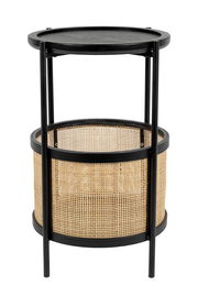 Runder Beistelltisch mit schwarzem Metallrahmen und geflochtenem Korbdesign, seitliche Perspektive.