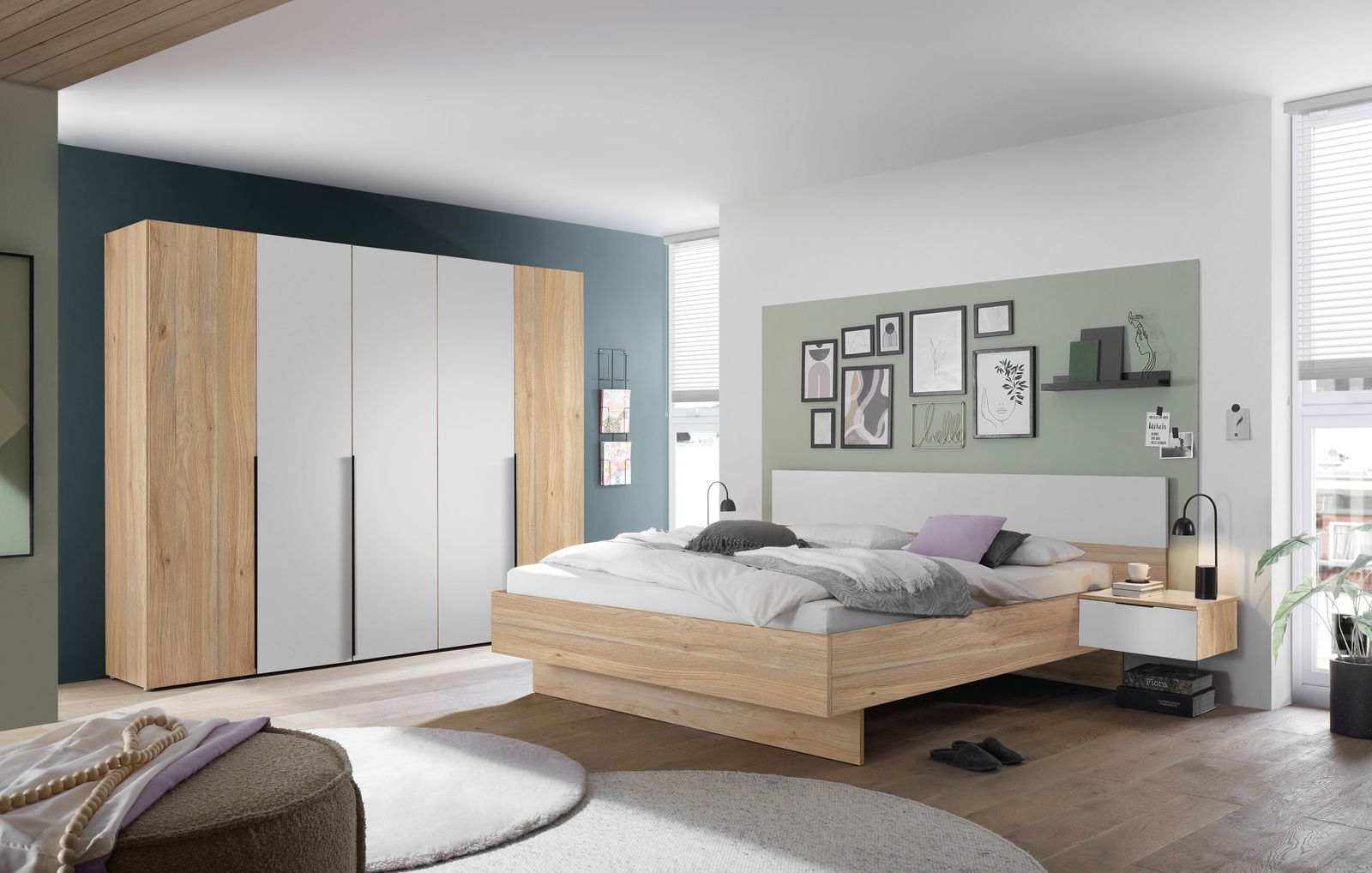 Modernes Schlafzimmer mit Holz- und Weißtönen, bestehend aus einem großen Kleiderschrank und einem Doppelbett mit Nachttischen, aus der Perspektive von der Zimmerecke aus gesehen.