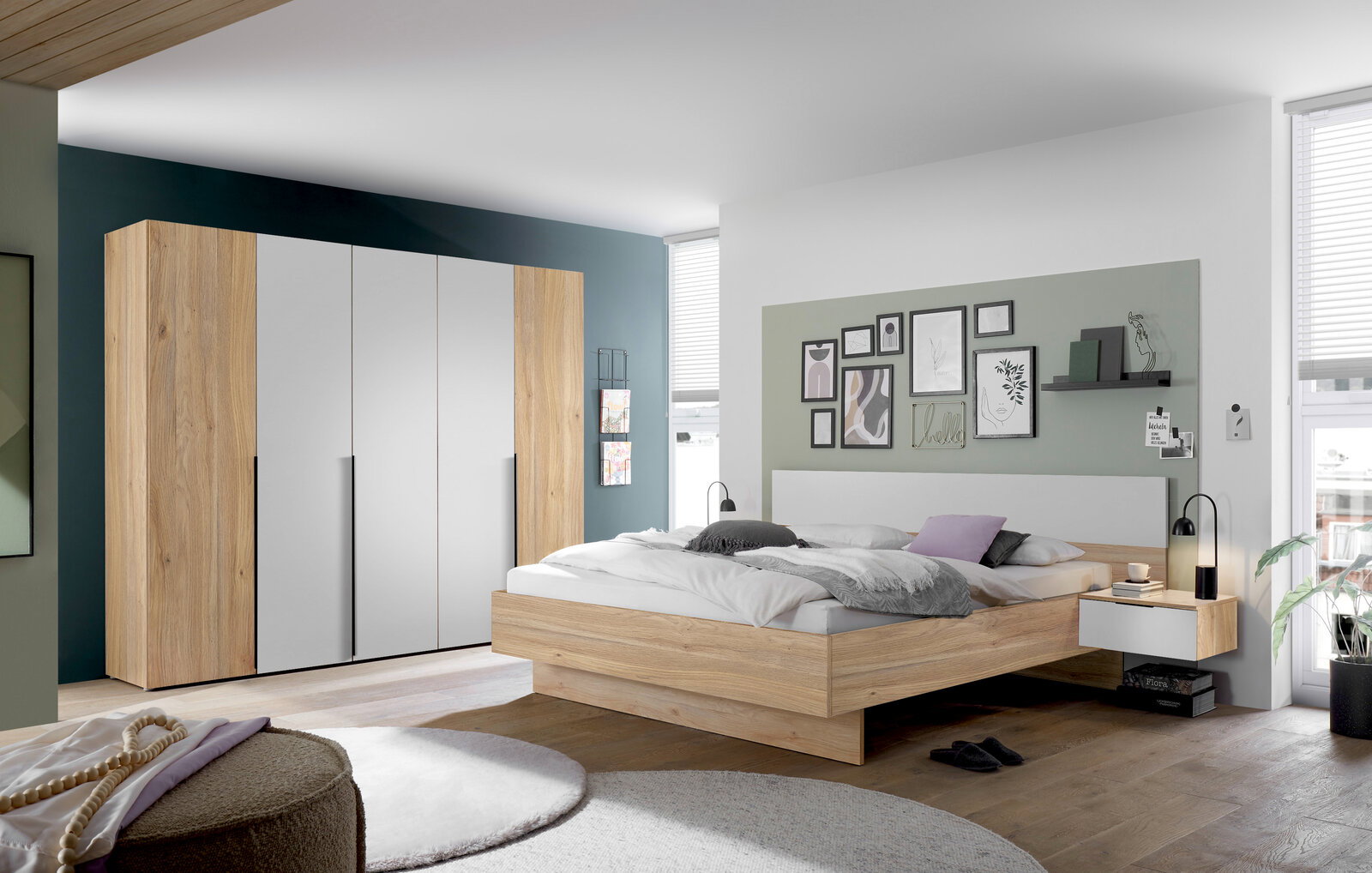 Modernes Schlafzimmer mit Holz- und Weißtönen, bestehend aus einem großen Kleiderschrank und einem Doppelbett mit Nachttischen, aus der Perspektive von der Zimmerecke aus gesehen.