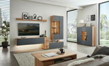 Moderne Wohnzimmer-Wandkombination in Holz und Grau mit TV, Regalen und Vitrinen, seitliche Perspektive.