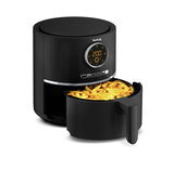 Schwarze Heißluftfritteuse mit digitalem Display und herausgezogener Schublade voller Pommes Frites, seitliche Perspektive