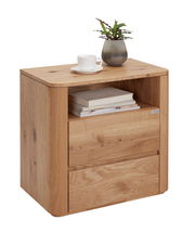 Nachtkonsole aus Holz mit zwei Schubladen, einem offenen Fach, einer Tasse und einer Pflanze darauf, Perspektive von vorne