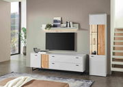 Moderne Wohnzimmermöbel mit weißem TV-Schrank und Vitrine in Holzoptik, seitliche Perspektive
