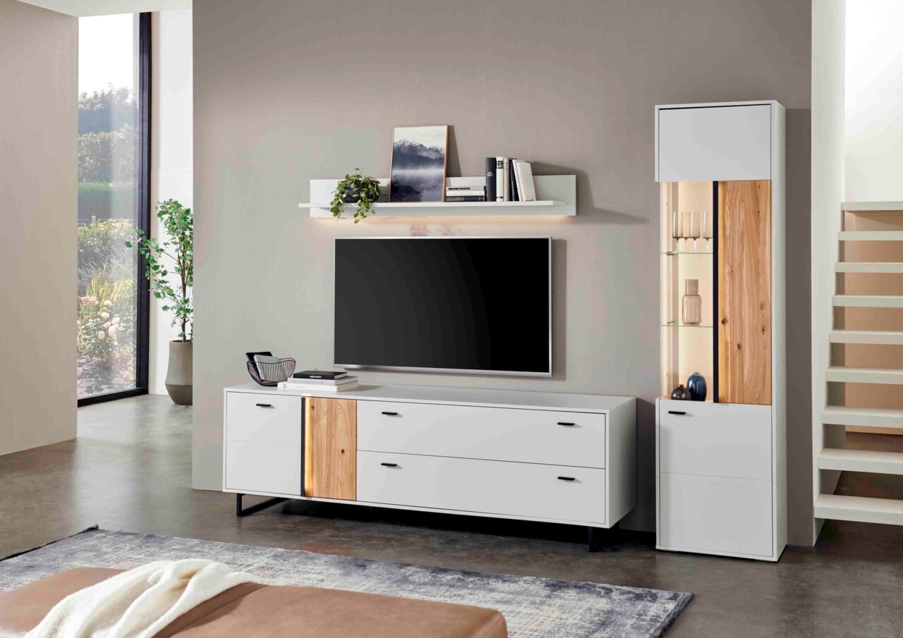 Hom´in Vitrine R GLASGOW Moderne Wohnzimmermöbel mit weißem TV-Schrank und Vitrine in Holzoptik, seitliche Perspektive