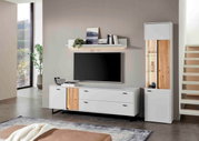 Moderne woonkamermeubels met een witte tv-kast en een vitrinekast in houtlook, zijaanzicht