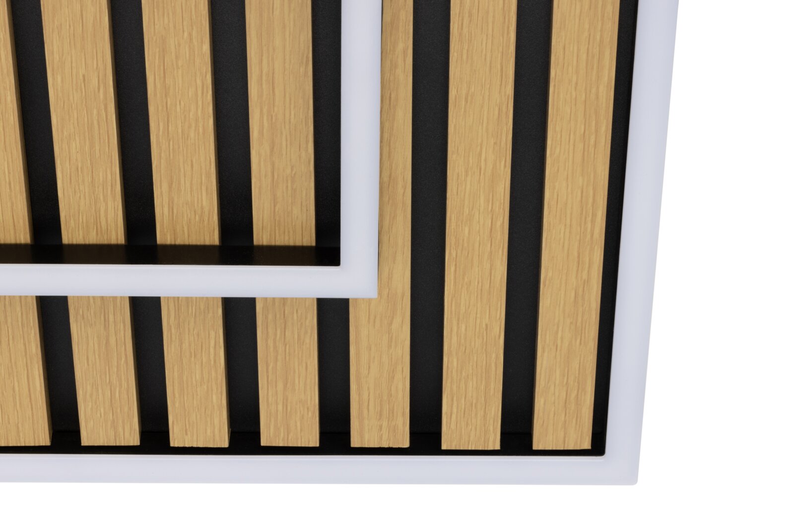 Detailaufnahme aus der Vogelperspektive: moderne Wand- oder Deckenleuchte mit weißen Rahmen, schwarzem Hintergrund und vertikalen Holzlamellen in Eichenoptik