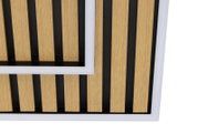 Detailaufnahme aus der Vogelperspektive: moderne Wand- oder Deckenleuchte mit weißen Rahmen, schwarzem Hintergrund und vertikalen Holzlamellen in Eichenoptik