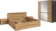 Schlafzimmermöbel-Set in Eiche-Optik mit Bettgestell (ohne Matratze/Lattenrost), zwei Nachttischen und Kleiderschrank mit mittigen Spiegeltüren und schwarzen Griffleisten, dargestellt in schräger Frontansicht