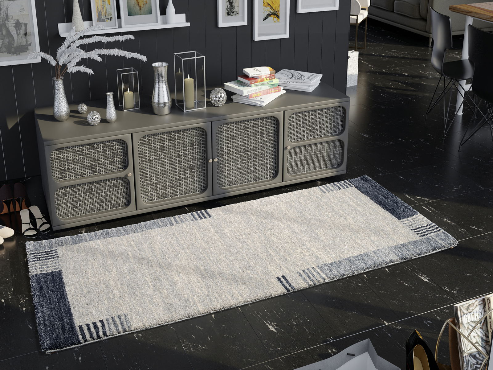 Moderner Frisé-Teppich in rechteckiger Form mit blau-weißem Muster, auf dunklem Boden vor einem Sideboard mit Dekorationen, aus der Vogelperspektive betrachtet.