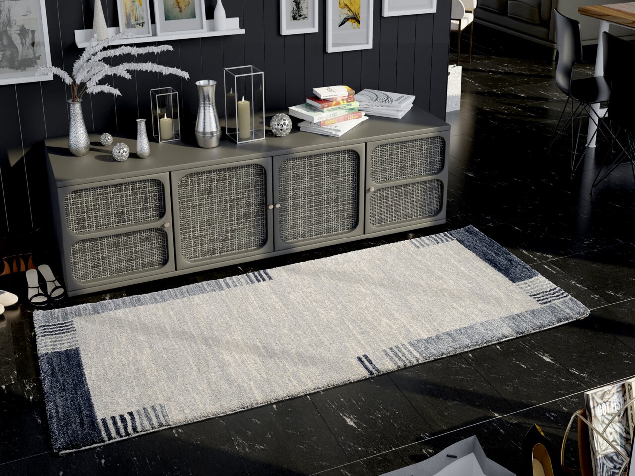 Moderner Frisé-Teppich in rechteckiger Form mit blau-weißem Muster, auf dunklem Boden vor einem Sideboard mit Dekorationen, aus der Vogelperspektive betrachtet.