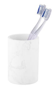 Zahnputzbecher aus Marmor mit zwei transparenten Zahnbürsten, seitliche Perspektive