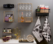 Wandklok Flip No Case in een moderne keukensetting, aan de muur bevestigd, met gouden planken en keukengerei op de achtergrond, gezien vanuit een vooraanzicht.