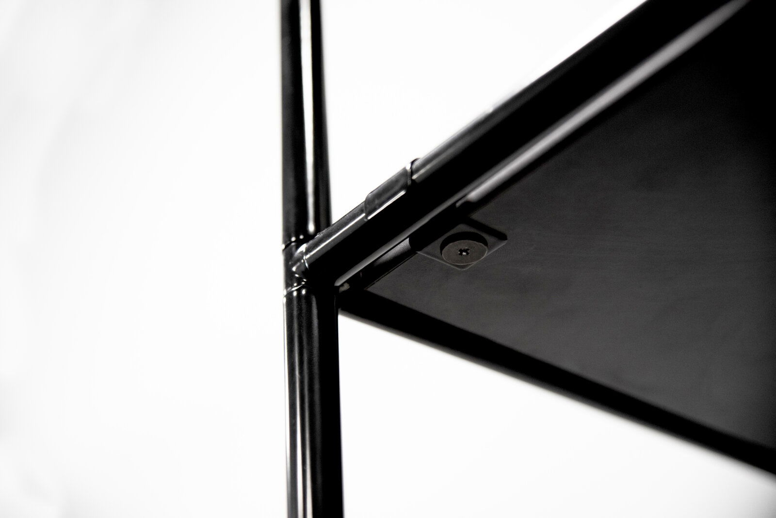 Nahaufnahme eines schwarzen Metallrahmens eines Highboards, von unten betrachtet