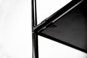 Nahaufnahme eines schwarzen Metallrahmens eines Highboards, von unten betrachtet