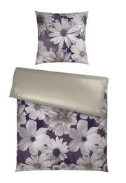 Wendebettwäsche mit floralem Muster in Lila- und Beigetönen, Draufsicht