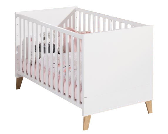 Weißes Kinderbett mit Holzbeinen, seitliche Perspektive