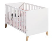 Weißes Kinderbett mit Holzbeinen, seitliche Perspektive