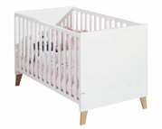 Weißes Kinderbett mit Holzbeinen, seitliche Perspektive