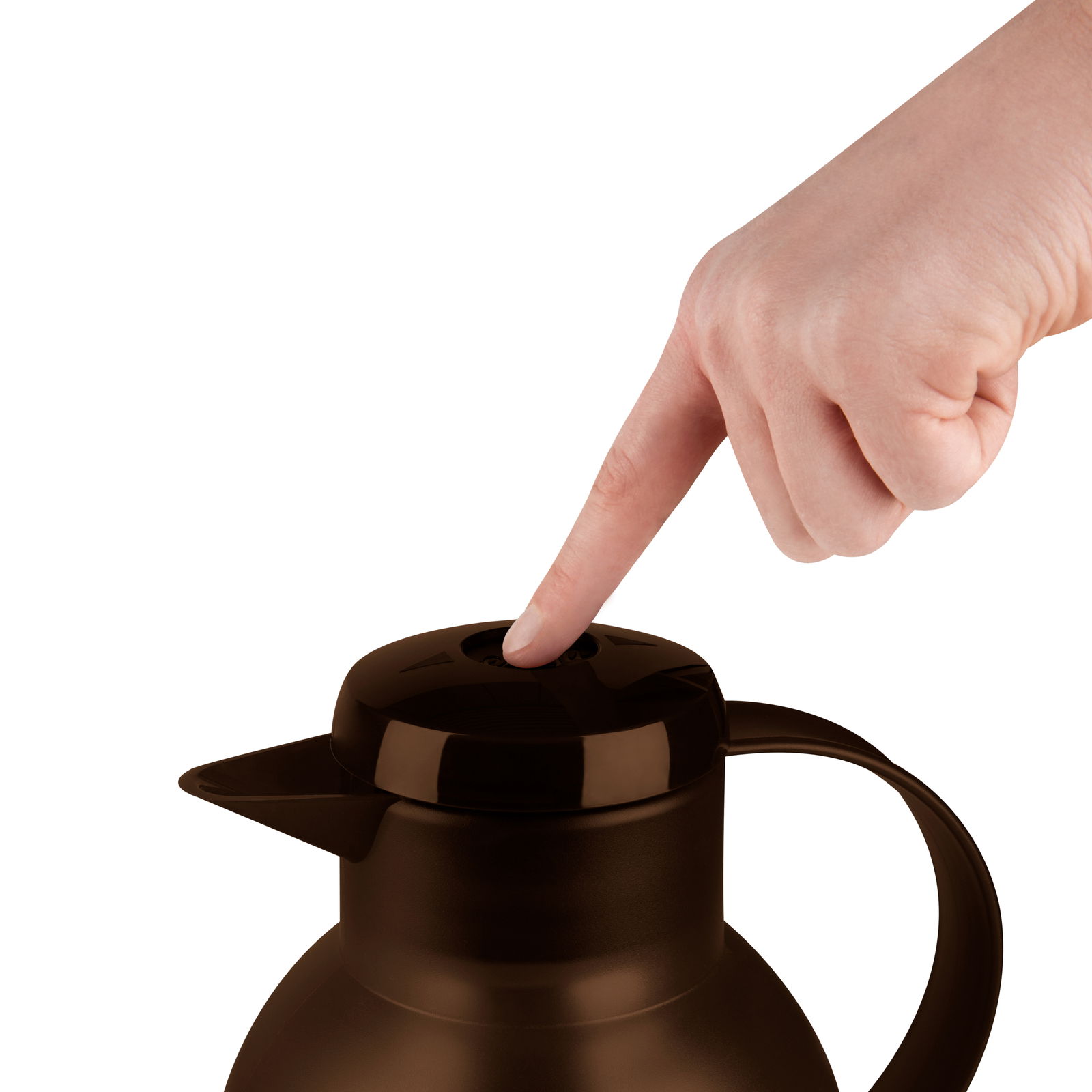 Nahaufnahme einer braunen Isolierkanne Samba QP 1,0l mit einem Finger, der auf den Deckel drückt.