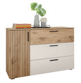 Kommode mit Holz- und weißen Elementen, drei Schubladen und einer Tür, dekoriert mit Büchern und Vasen, aus seitlicher Perspektive.