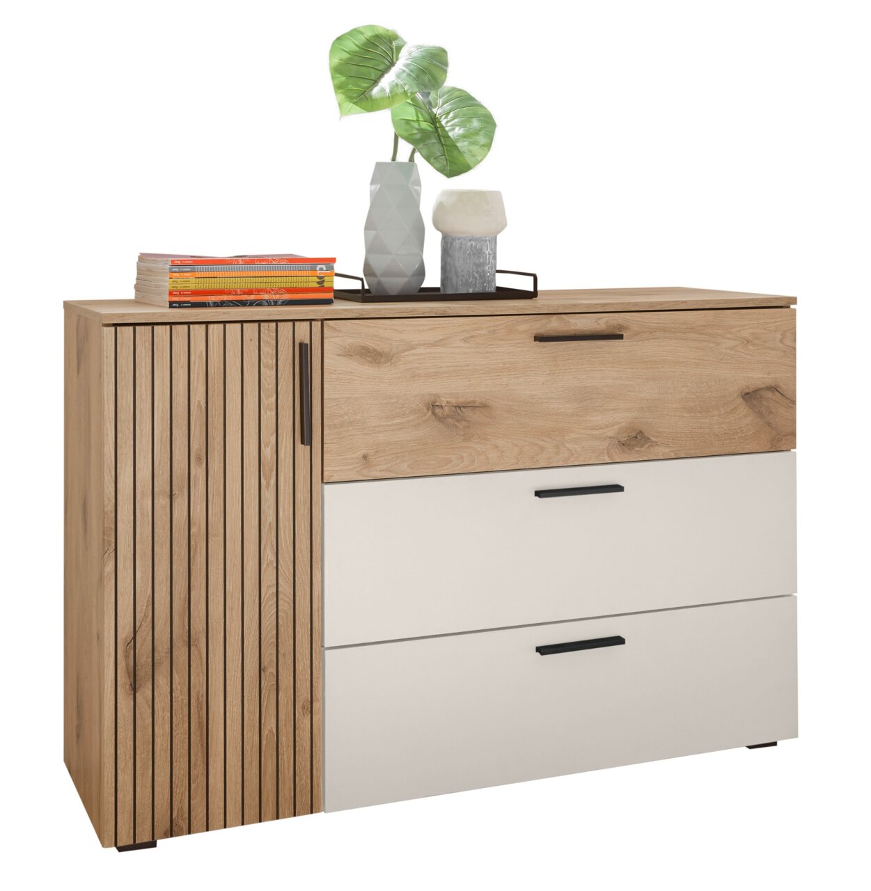 Commode met houten en witte elementen, drie lades en een deur, versierd met boeken en vazen, gezien vanuit de zijkant.