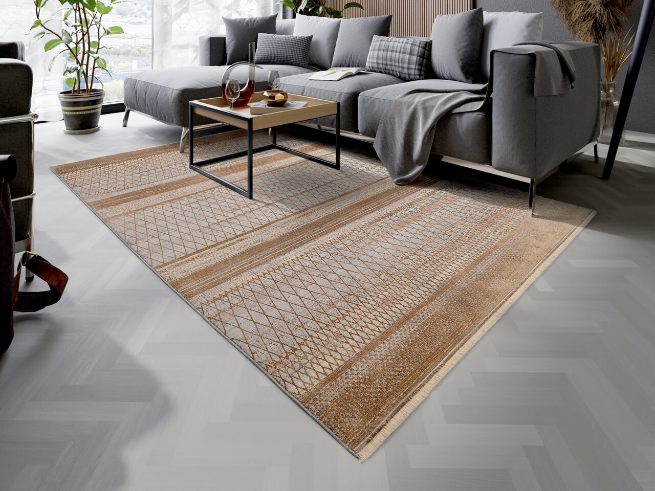 Designer Teppich in einem modernen Wohnzimmer, Perspektive von schräg oben, mit geometrischem Muster in Erdtönen, neben einem grauen Sofa und einem Couchtisch.