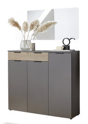 Modernes graues Sideboard mit Holz-Lamellenfront und zwei Türen sowie Schublade, darauf Deko und dahinter ein großer Spiegel; Ansicht frontal leicht von rechts.