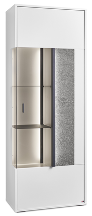 Modernes Highboard mit Glastür und beleuchteten Regalen, Ansicht von vorne rechts.