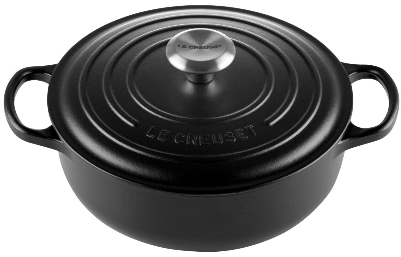 Schwarzer Le Creuset Bräter mit Deckel, seitliche Perspektive