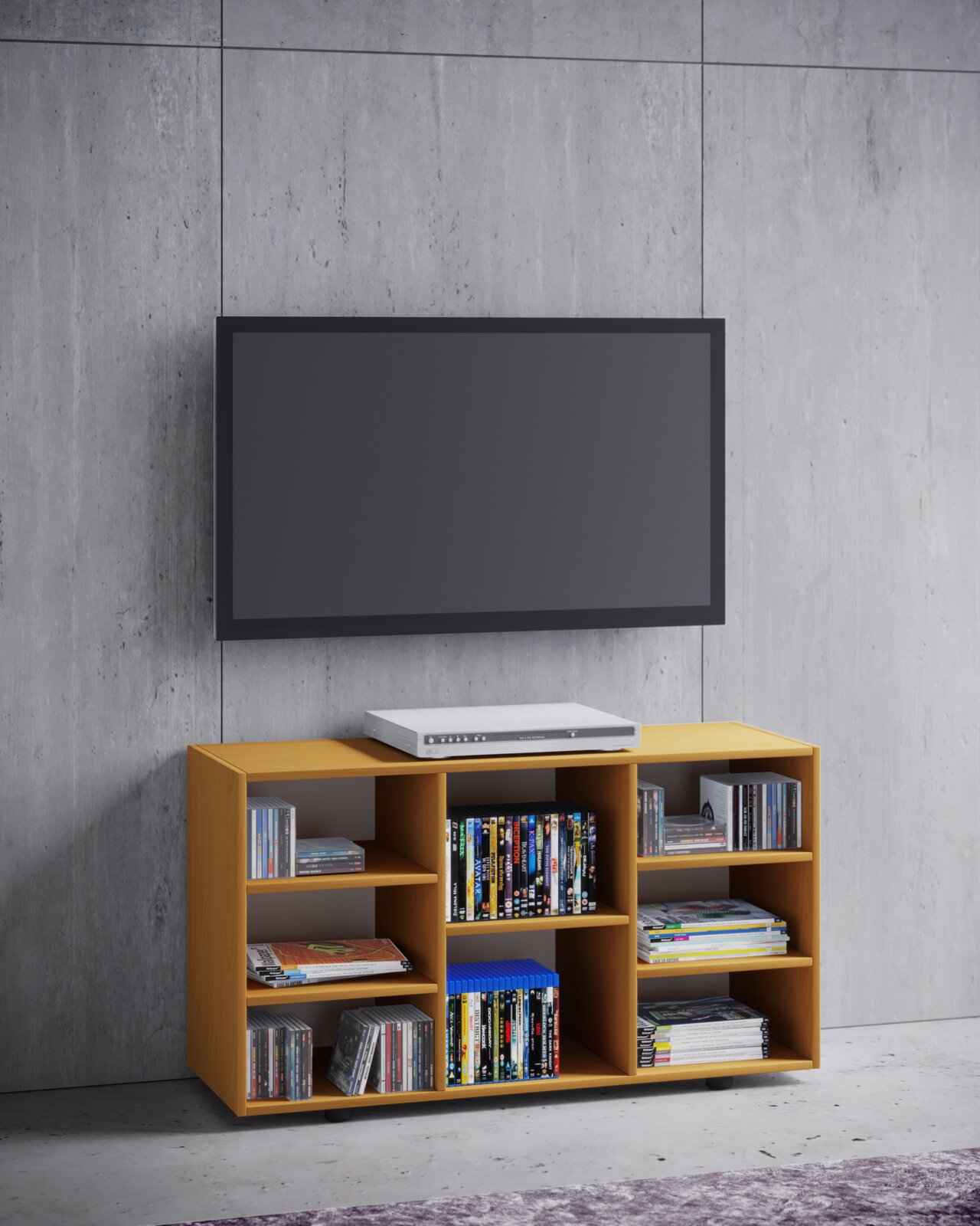 Modernes TV-Lowboard in Holzoptik mit offenen Fächern für DVDs und CDs, frontale Perspektive, unter einem an der Betonwand montierten Flachbildfernseher