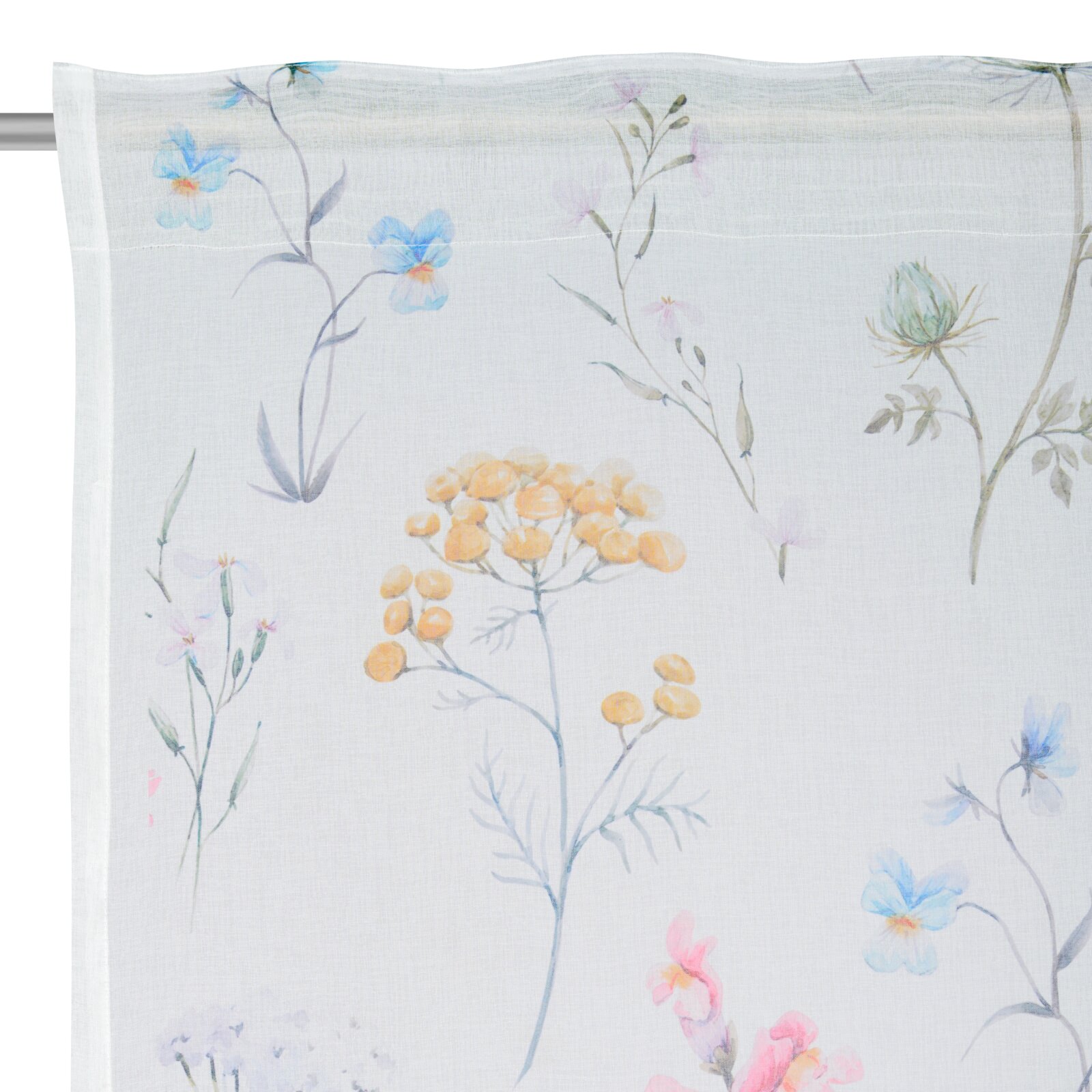 Halbtransparentes, weißes Gardinen-/Vorhangpaneel mit zartem Aquarell-Blumenmuster in Pastellfarben (Blau, Gelb, Rosa), Detailansicht von vorne/Frontalperspektive