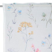 Halbtransparentes, weißes Gardinen-/Vorhangpaneel mit zartem Aquarell-Blumenmuster in Pastellfarben (Blau, Gelb, Rosa), Detailansicht von vorne/Frontalperspektive