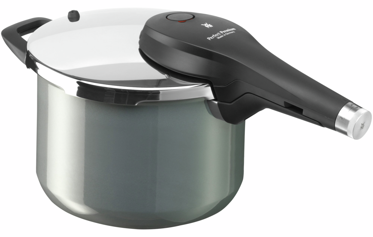 Schnellkochtopf Fusiontec Perf aus seitlicher Perspektive mit schwarzem Griff und glänzendem Deckel.