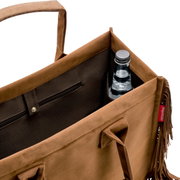Offene braune Wildleder-Optik Tragetasche mit Fransen, Innenfach mit Reißverschluss und Flaschenhalter, Ansicht schräg von oben in den Innenraum