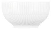 Weiße Café au lait Schale mit geriffeltem Design, seitliche Perspektive