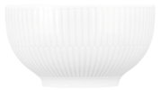 Weiße Café au lait Schale mit geriffeltem Design, seitliche Perspektive